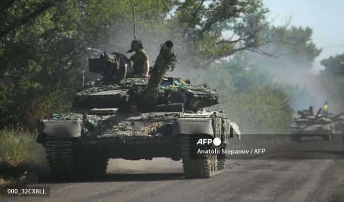 Pasukan-Ukraina-bergerak-dengan-tank-di-jalan-di-wilayah-tim.jpg