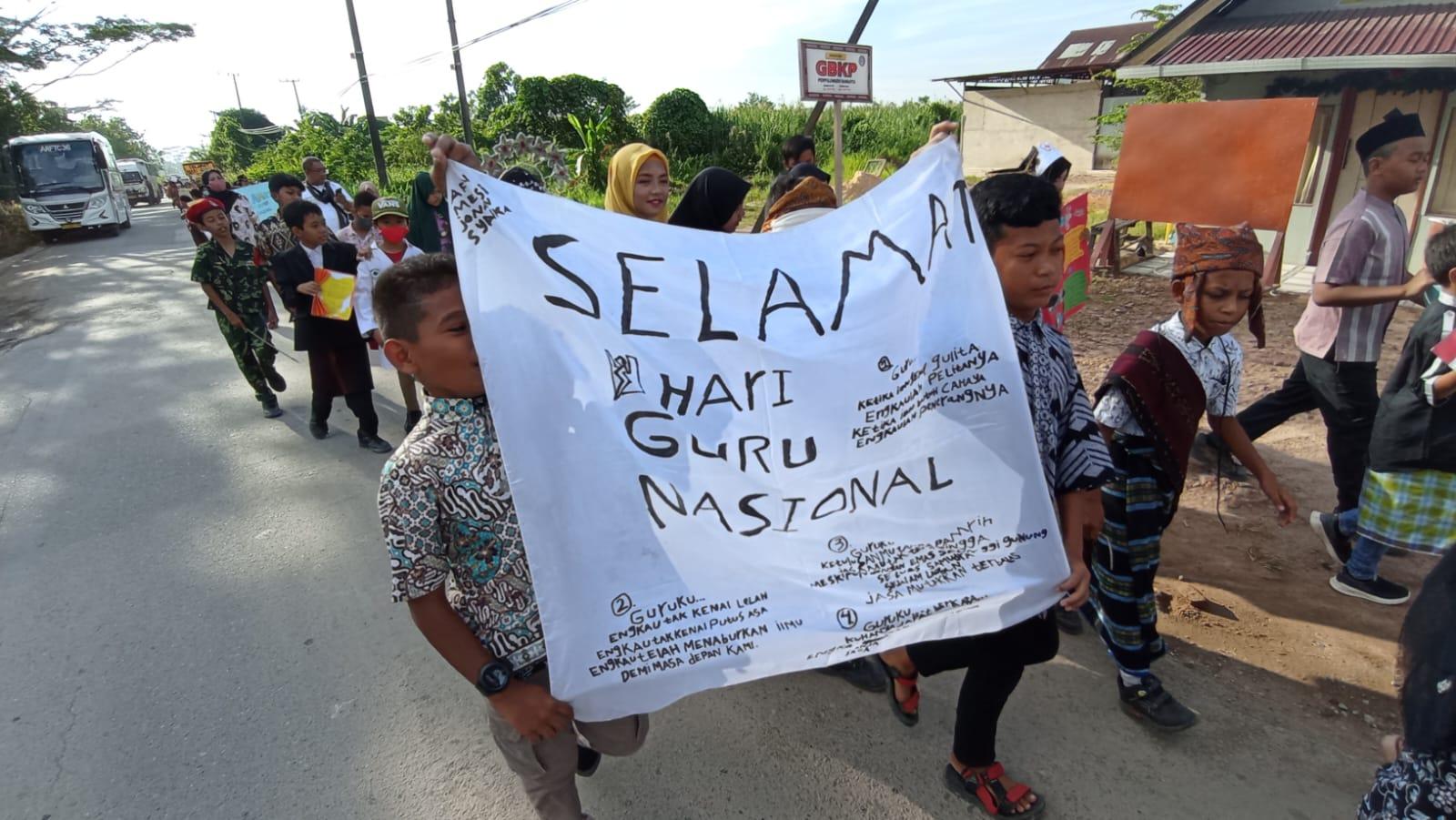 Pawai-yang-digelar-SDN-003-Sangatta-Utara-dalam-rangka-Hari-Guru-Nasional-tahun-2022.jpg