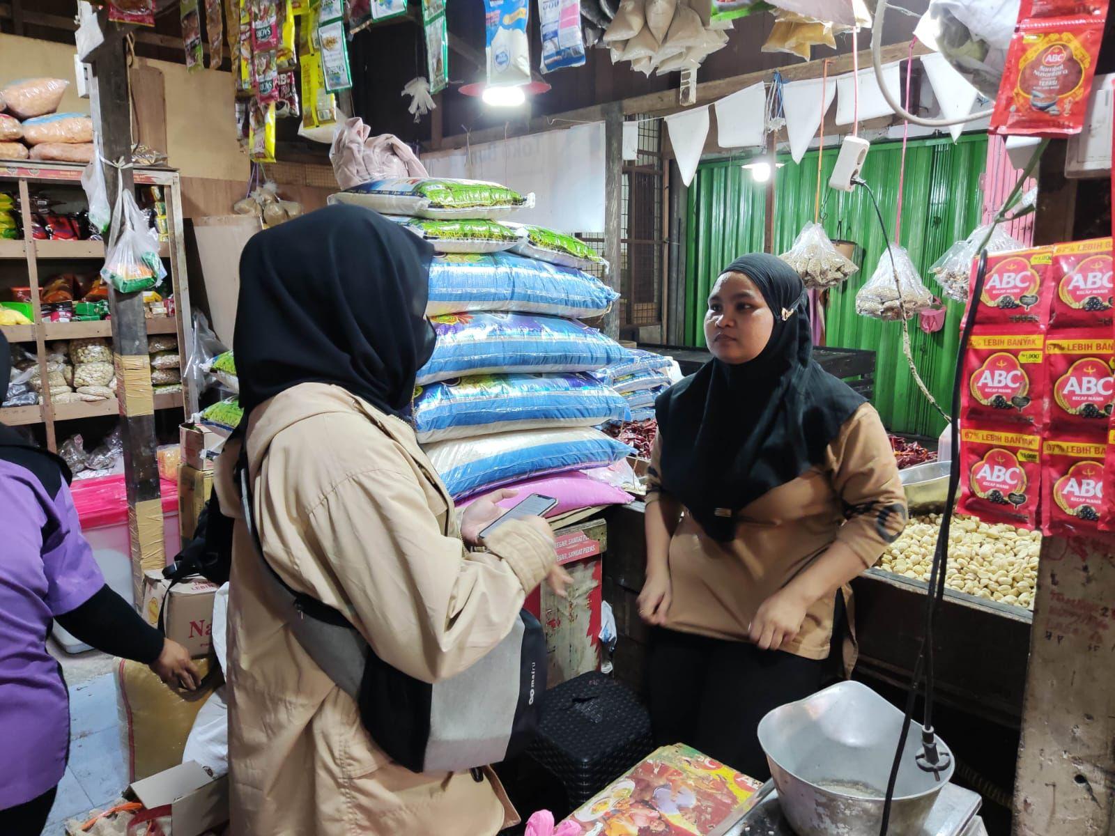 Pedagang-sembako-di-Pasar-Segiri-Samarinda0.jpg