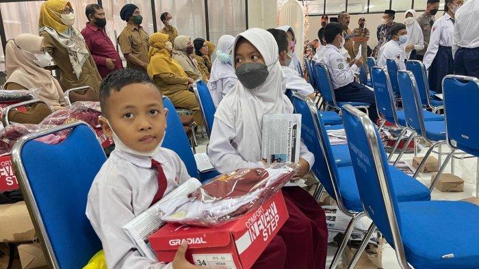 Pelajar-SD-yang-menjadi-salah-satu-sasaran-pembagian-seragam-gratis.jpg