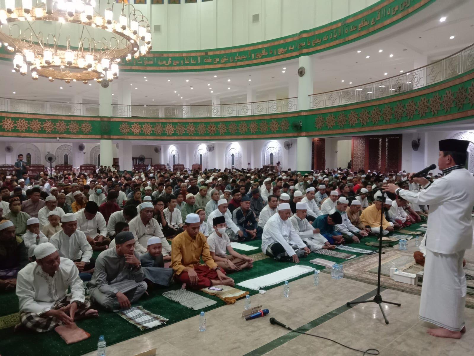 Pelaksanaan-salat-teraweh-perdana-di-tahun-2023-di-Masjid-Agung-Baitul-Hikmah.jpg
