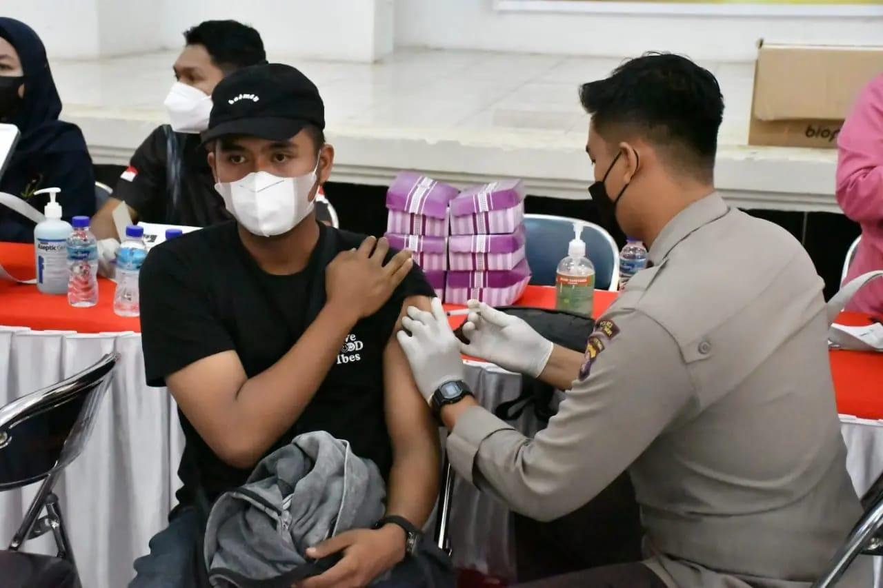 Pelaksanaan-vaksinasi-di-Balai-Pertemuan-Umum-Kecamatan-Sangatta-Utara.jpg