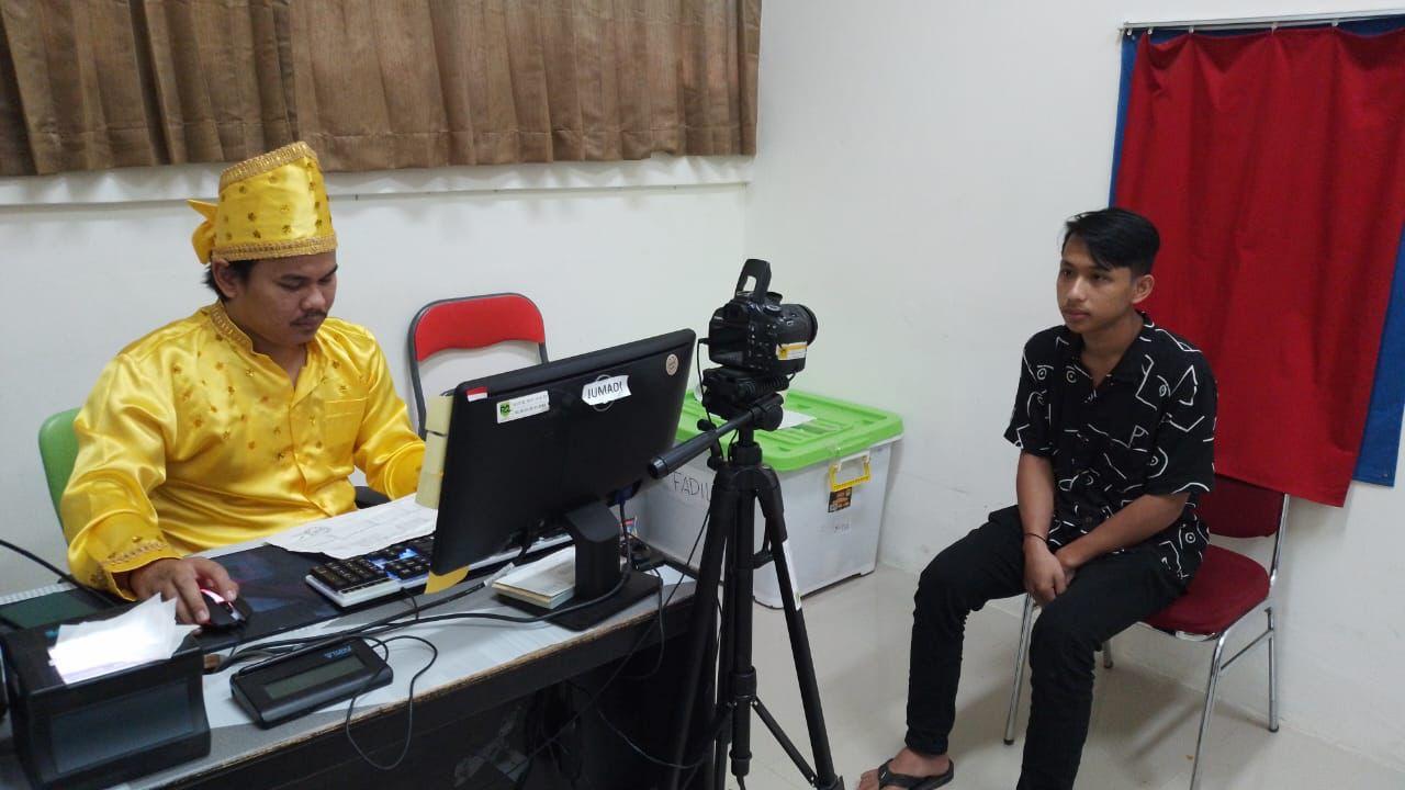 Rayakan HUT Berau, Disdukcapil Layani Masyarakat Pakai Baju Adat