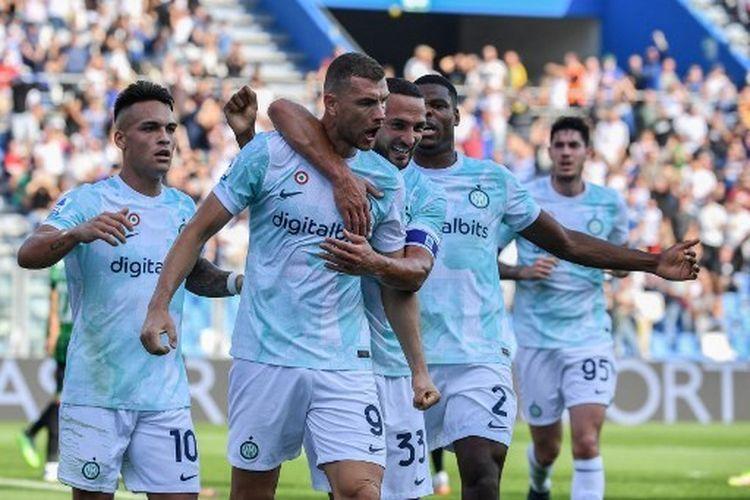 Pemain-Inter-Milan-Edin-Dzeko-Tengah-ketika-merayakan-gol-bersama-rekan-satu-timnya-di-Liga-Italia.jpg