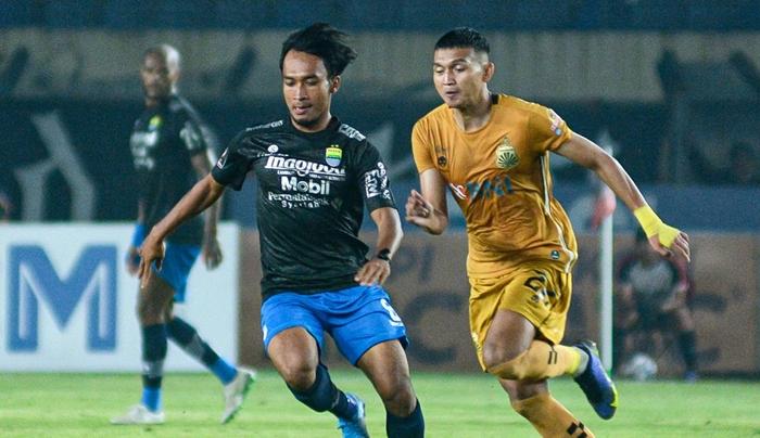 Pemain-Persib-Bandung-kiri-menghindari-kejaran-pem.jpg