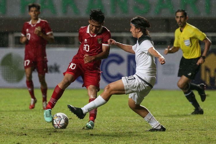 Pemain-Timnas-Indonesia-U17-Muhammad-Asyura-berebut-bola-dengan-pemain-timnas-U17-Guam.jpg