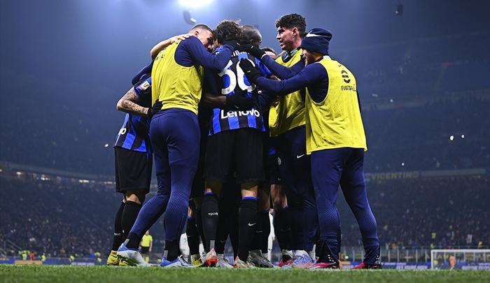 Penggawa-Inter-Milan-merayakan-kemenangan-atas-Atal.jpg