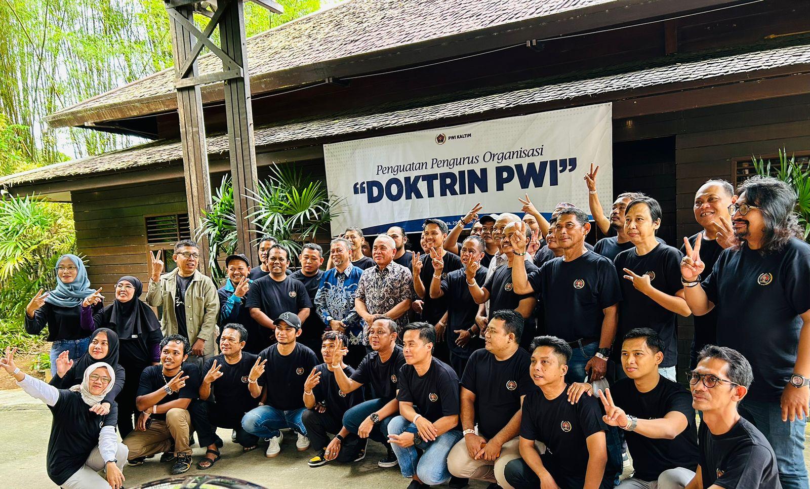 Pengurus-PWI-Kaltim-berfoto-bersama-Isran-Noor-dan-Hadi-Mulyadi.jpg
