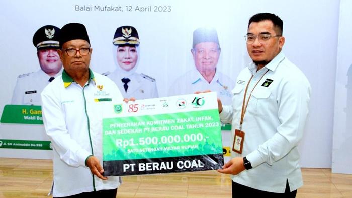 Penyerahan-komitmen-ZIS-dan-zakat-karyawan-PT-Berau-Coal-tahun-2023.jpg