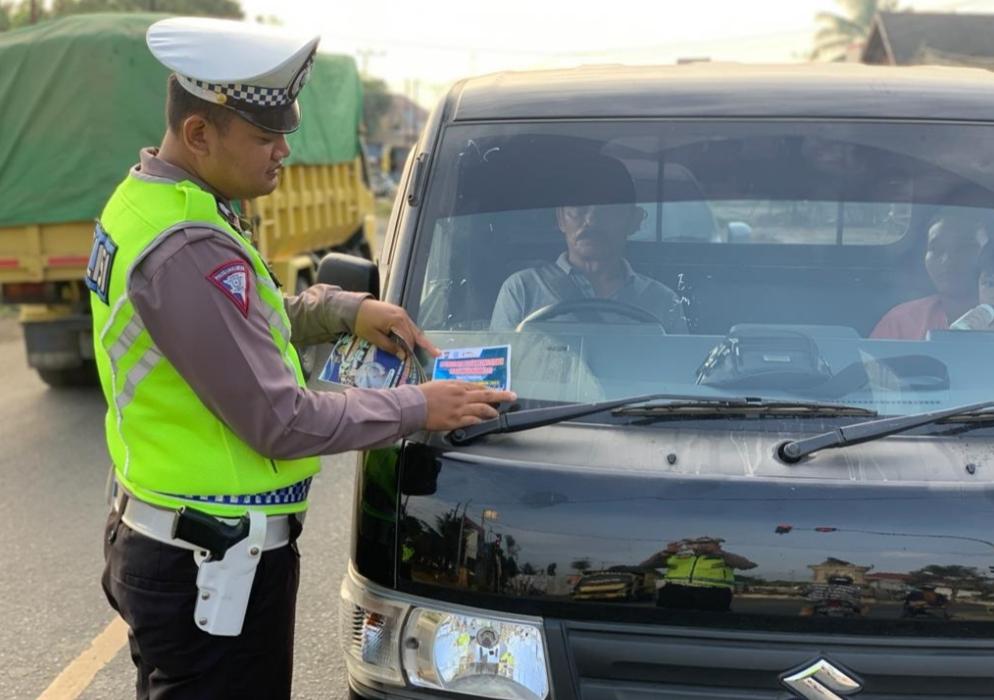 Personel-Satlantas-Polres-Kutai-Barat-menempelkan-stiker-ajakan.jpg