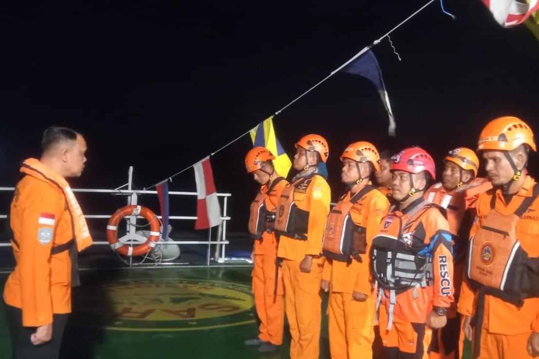Petugas-dari-Basarnas-Balikpapan-bersiap-untuk-menolong-10-pemancing.jpg