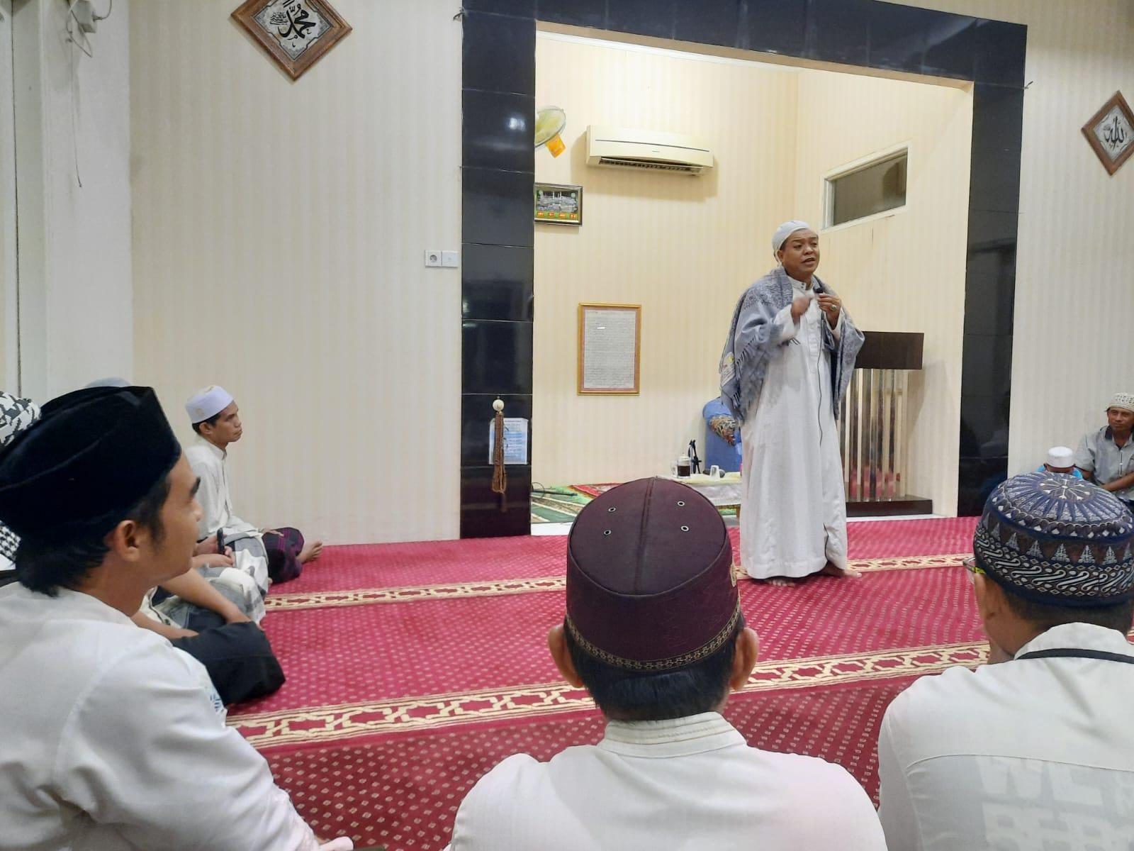 Guru Syarwani Tekankan Semangat Cinta Nabi Muhammad Melalui Salat Berjamaah