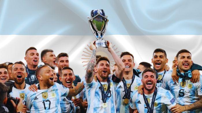 Potret-Timnas-Argentina-saat-angkat-trofi-juara-Finalissima-2022.jpg