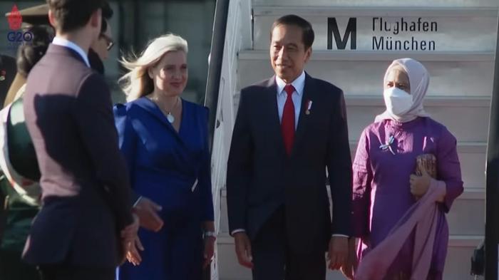 Presiden-Jokowi-bersama-istri-saat-tiba-di-Jerman.jpg