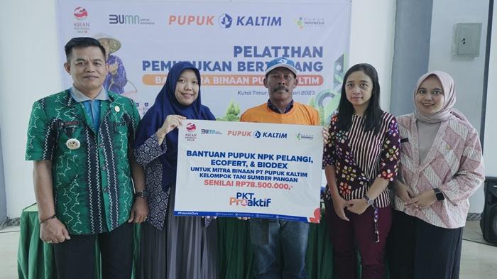 Pupuk-Kaltim-membekali-para-petani-binaan-dari-Kelompok-Sumber-Pangan.jpg
