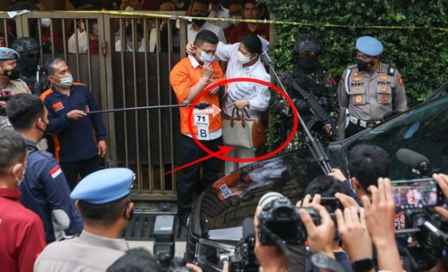 Putri-Candrawathi-Bawa-Tas-Gucci-saat-Rekonstruksi-Harganya-Koleksi-Tas-Branded-Istri-Ferdy-Sambo.jpg