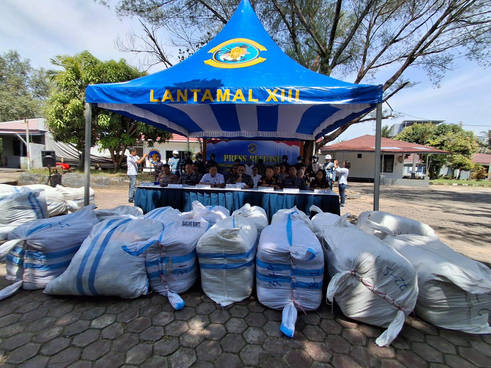 64 Koli Pakaian Bekas Gagal Edar, Lantamal XIII Tarakan Amankan Pemilik Kapal dan 2 ABK