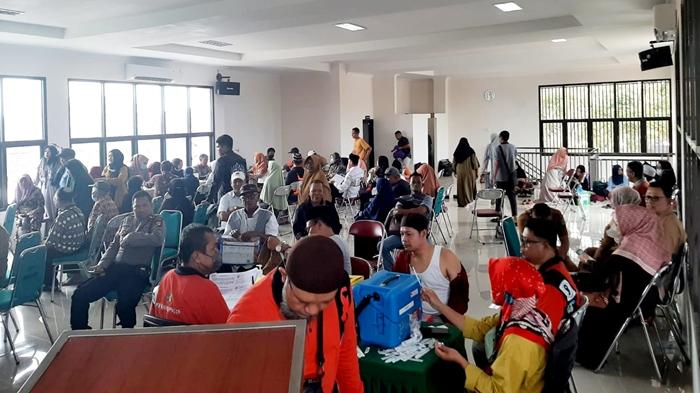 Ratusan-calon-jemaah-haji-yang-mengantri-vaksin-meningitis.jpg