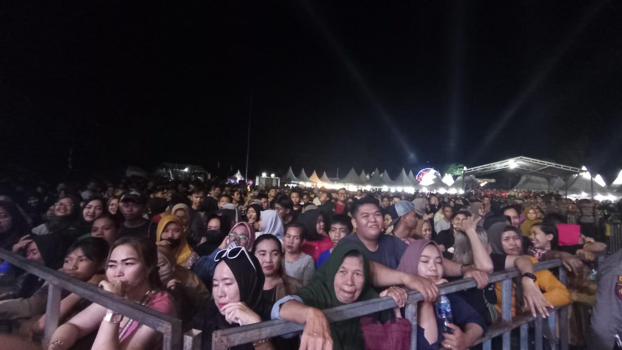 Ribuan-oran-menyaksikan-Sebulu-Festival-yang-menghadirkan-artis-ibu-kota-Dbagindas.jpg