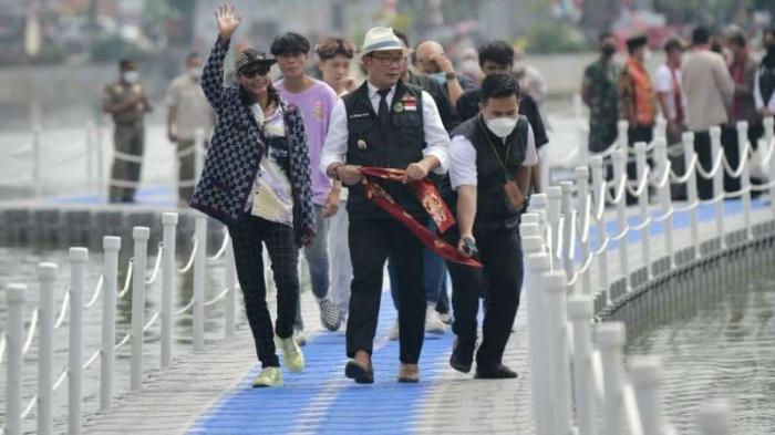 Ridwan Kamil Boyong Bonge ke Situ Rawa Kalong, Momen Jajal Panggung Apung bareng Remaja SCBD