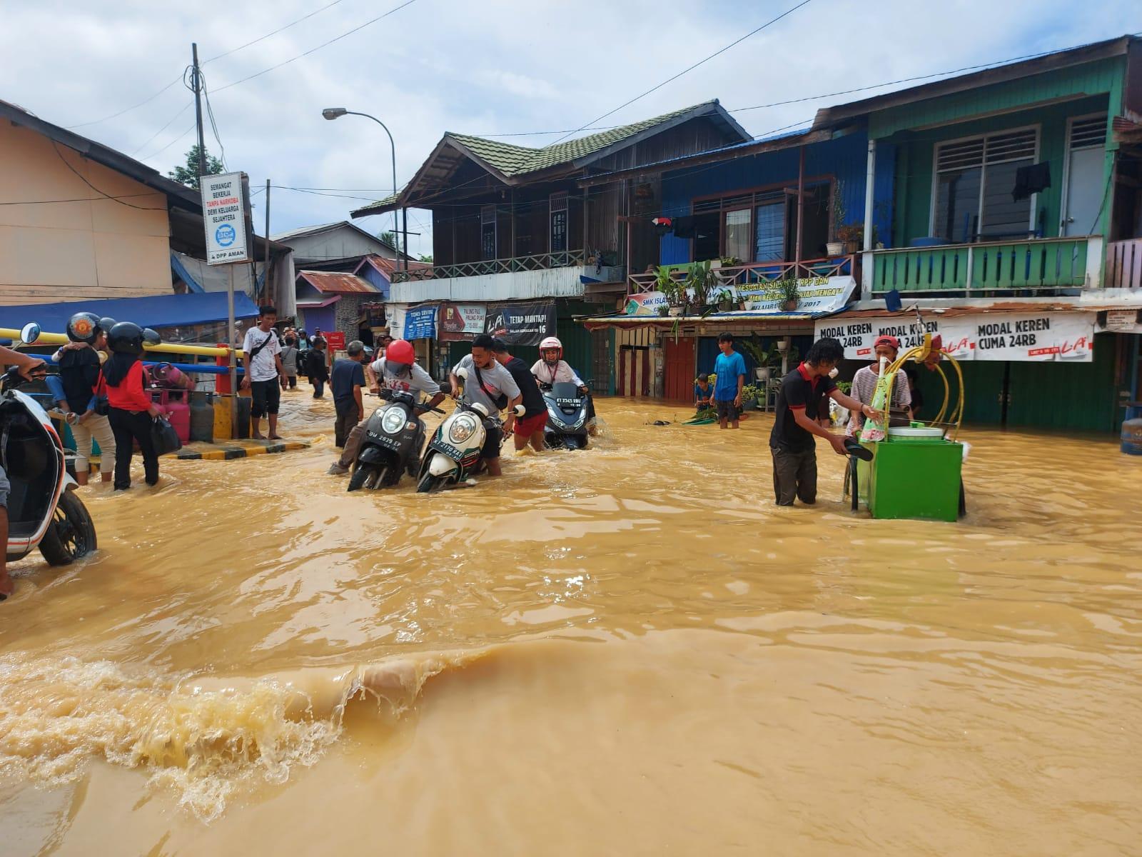 Saat-banjir-rendam-Sangatta-Kabupaten-Kutai-Timur.jpg