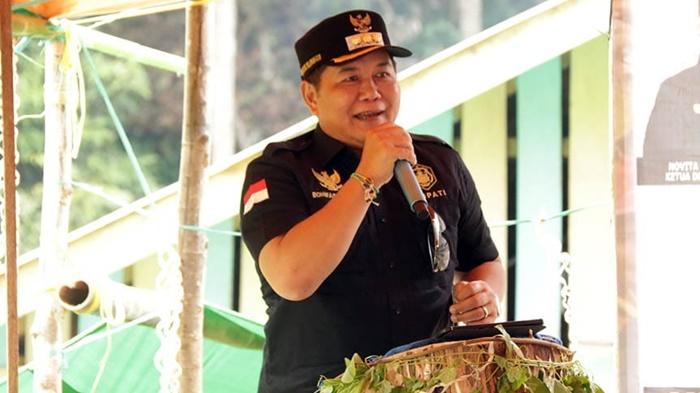 Sambutan-Bupati-Mahulu-Bonifasius-Belawan-Geh-mengajak-poktan-mengembangkan-komoditas-kakao.jpg
