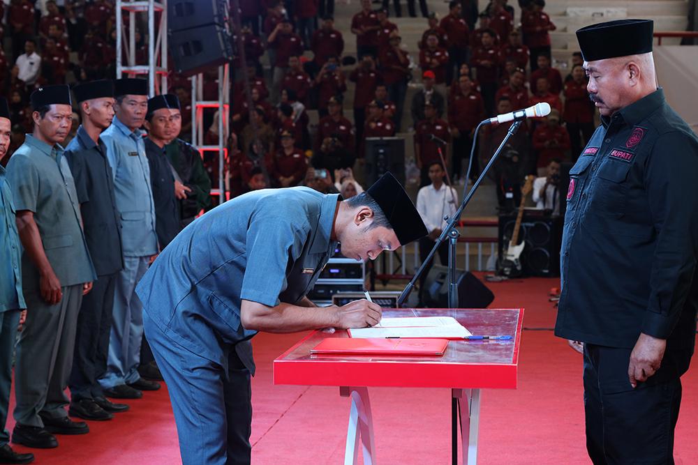 Bupati Kukar Edi Damansyah Lantik 13 Anggota BPD Hasil PAW