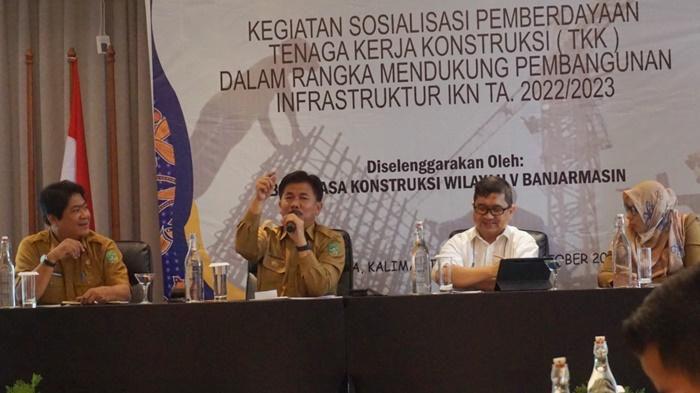 Sekda-Kukar-Sunggono-membuka-Sosialisasi-Pemberdayaan-Tenaga-Kerja-Konstruksi.jpg