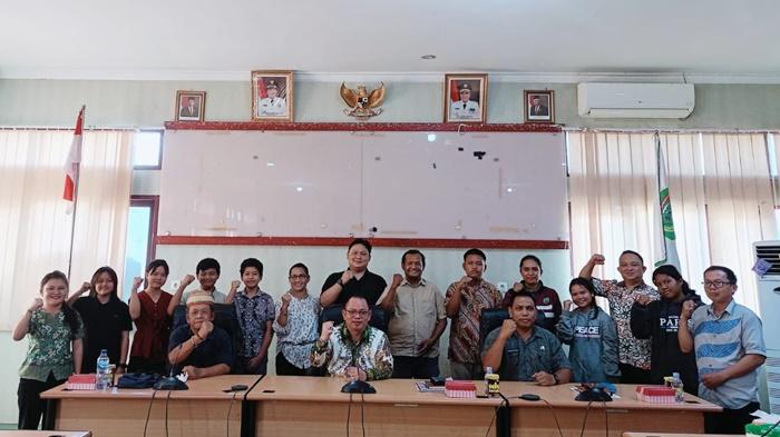 Sekda-Mahulu-Stephanus-Madang-menyampaikan-sambutan-saat-pelepasan-peserta-Pesparani.jpg