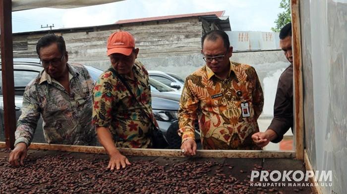 Sekda-Mahulu-Stephanus-Madang-saat-menghadiri-undangan-dari-manajemen.jpg