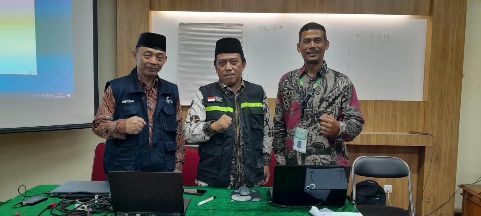 Serda-Azmiadi-bersama-sejumlah-peserta-haji-di-Asrama-Haji-Pondok-Gede.jpg