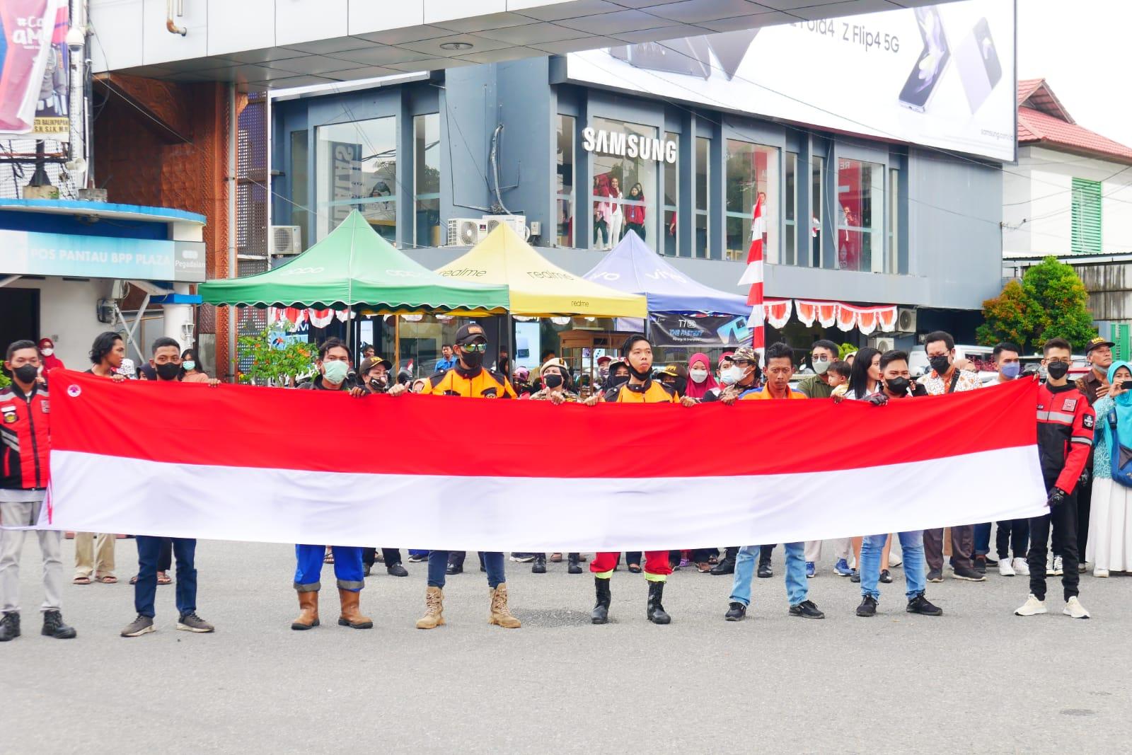Pengendara dan Pejalan Kaki di Simpang Plaza Balikpapan Serentak Nyanyikan Indonesia Raya