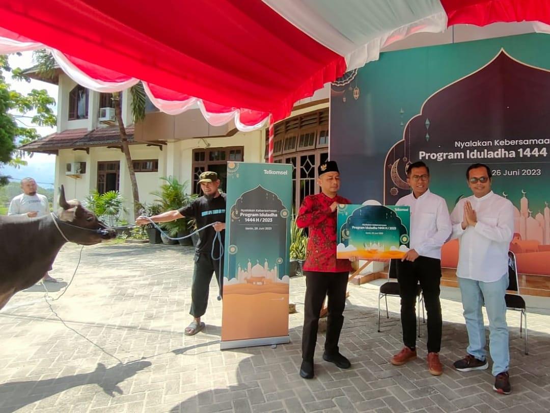 Telkomsel-Salurkan-Bantuan-Hewan-Kurban-ke-46000-Penerima-Manfaat.jpg