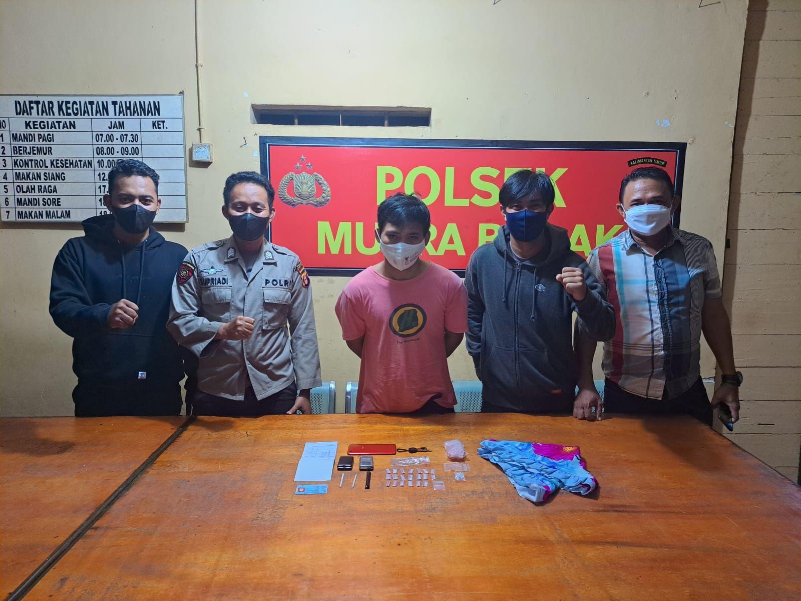 Tersangka-UA-25-pengedar-sabu-diringkus-Polsek-Muara-Badak0.jpg