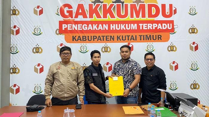 Tim Hukum KB-Kinsu Serahkan Dokumen Laporan Dugaan Pelanggaran Pilkada Kutim 2024 kepada Bawaslu