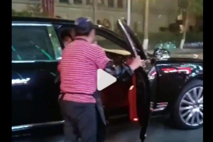 Bosan dengan Kehidupannya, Crazy Rich Jadi Tukang Cuci Piring, Pulang Pergi Dijemput Mobil Mewah