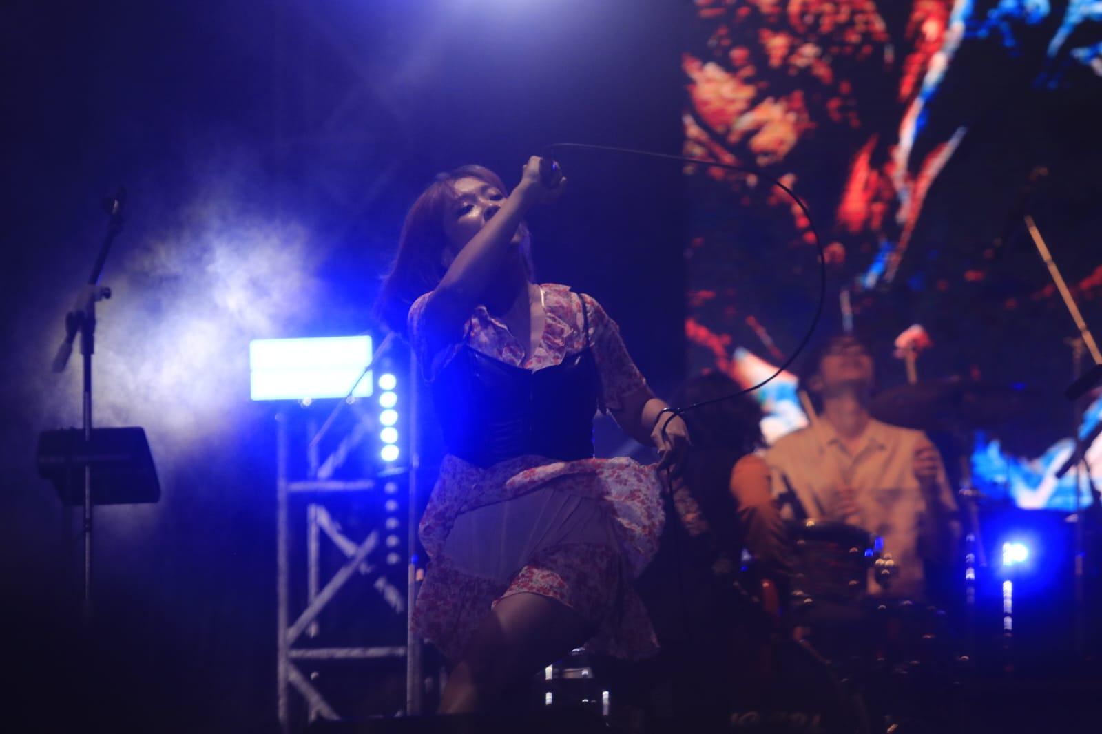 Konser Collabonation Tour IM3 Dihadiri Ribuan Penonton Sinyal Tetap Lancar - Vokalis-Bara-Suara-Puti-Chitara.jpg