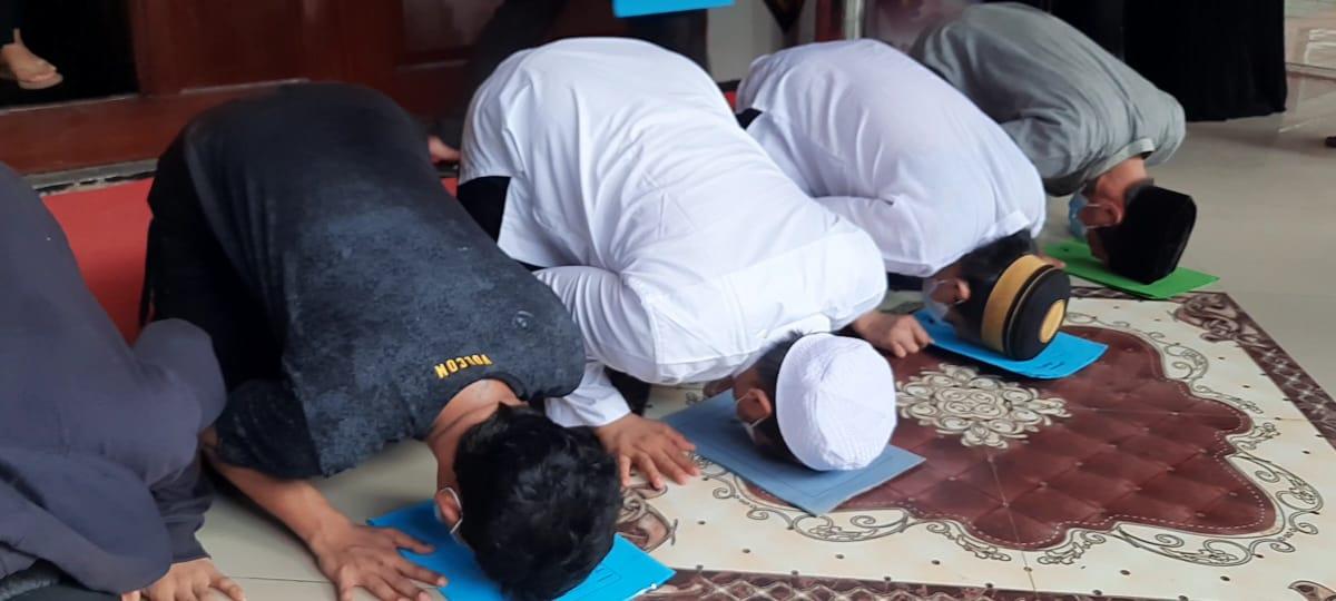 Sujud Syukur Rizki Saputra, WBP Rutan yang Bebas Setelah Mendapat Remisi Idul Fitri 2022