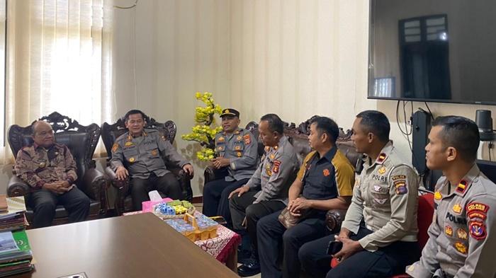 Wakil-Bupati-Mahakam-Ulu-Yohanes-Avun-saat-menerima-kunjungan-silaturahmi-Kapolres.jpg