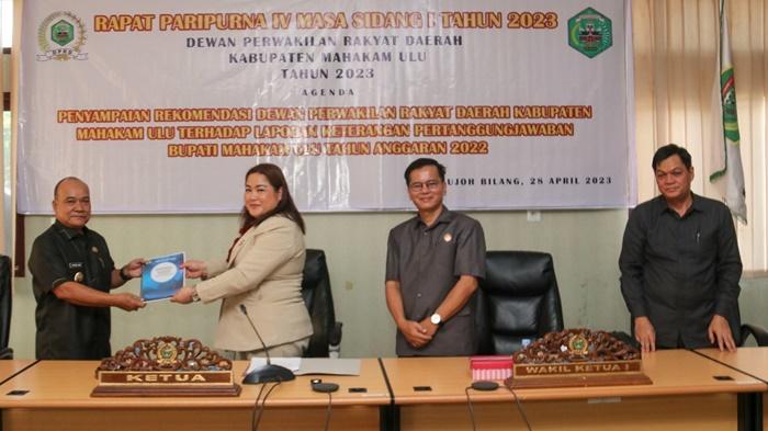 Wakil-Bupati-Mahulu-Drs-Yohanes-Avun-menerima-dokumen-rekomendasi-terkait-LKPj-Bupati.jpg