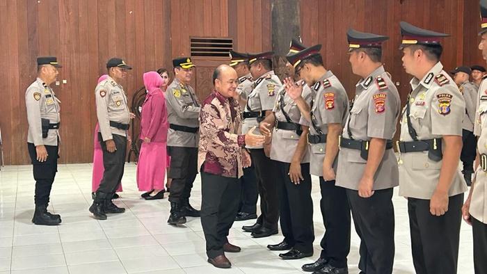 Wakil-Bupati-Mahulu-Yohanes-Avun-menghadiri-pelantikan-Wakapolres-Mahulu.jpg