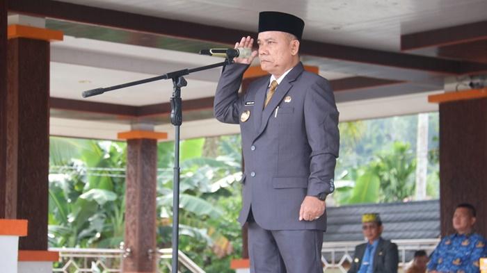 Wakil-Bupati-Mahulu-Yohanes-Avun-saat-menjadi-inspektur-upacara-peringatan-Hari-Otda.jpg