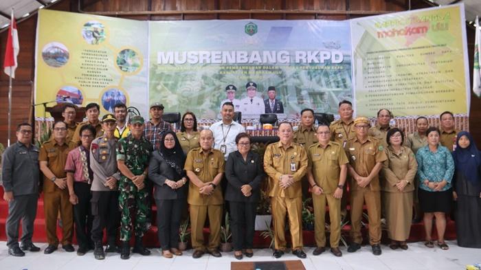 Wakil-Bupati-Yohanes-Avun-saat-menutup-Musrenbang-RKPD-Mahulu-di-Lamin-Adat-Ujoh-Bilang.jpg