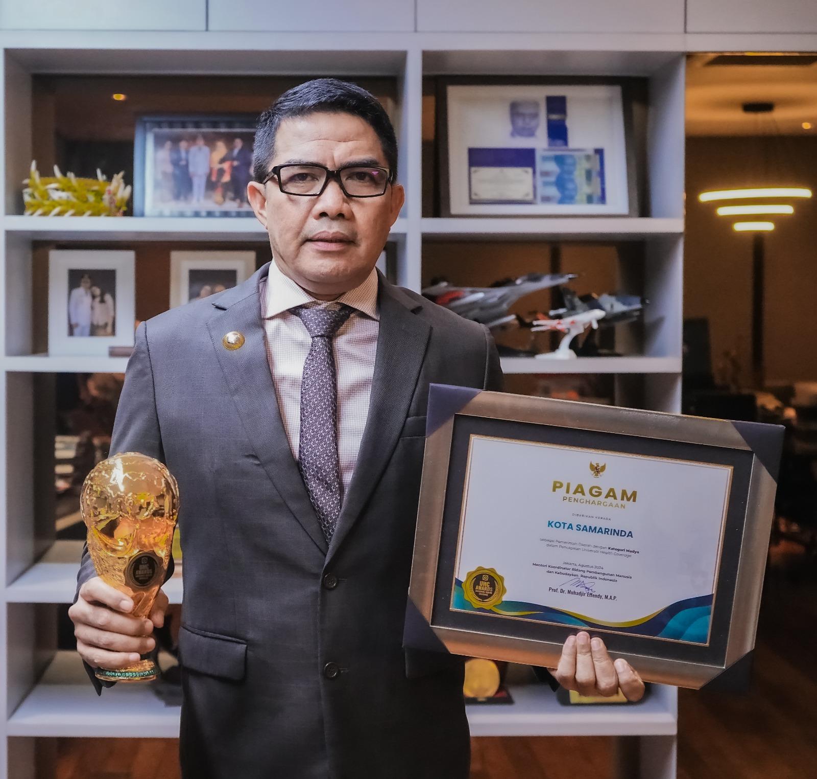 Wali-Kota-Samarinda-Andi-Harun-terima-penghargaan-UHC-Awards-2024.jpg