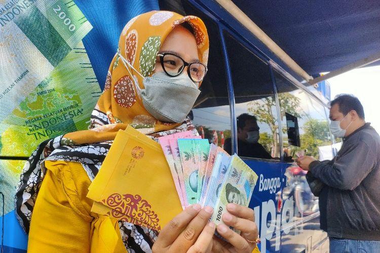 Warga-menunjukan-7-pecahan-uang-rupiah-baru-tahun-emisi-2022.jpg