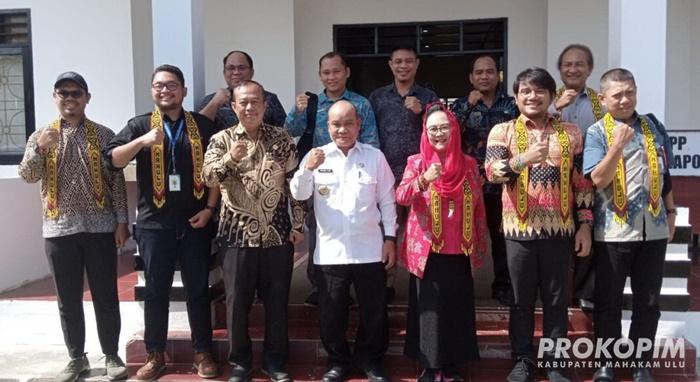 Yohanes-Avun-Berfoto-bersama-saat-menerima-kunjungan-Tim-Penilai-Eliminasi-Malaria.jpg