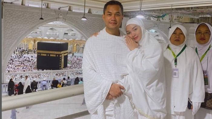 Tampil Mesra Bersama Sirajuddin Mahmud saat Umroh, Zaskia Gotik Ucap Alhamdulillah