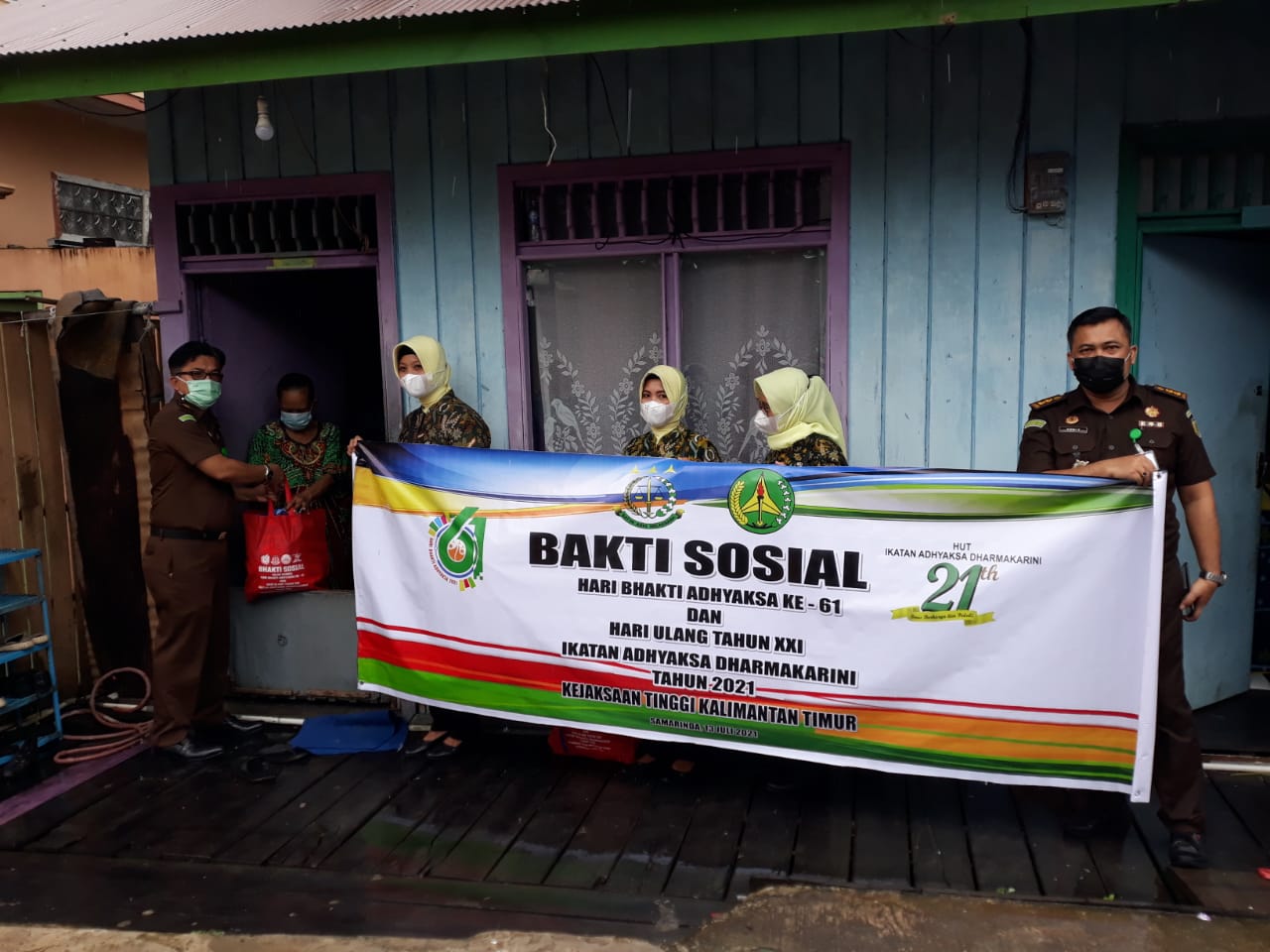 Kejati Kaltim Bagikan Bingkisan Bantuan untuk Warga Terdampak Covid-19