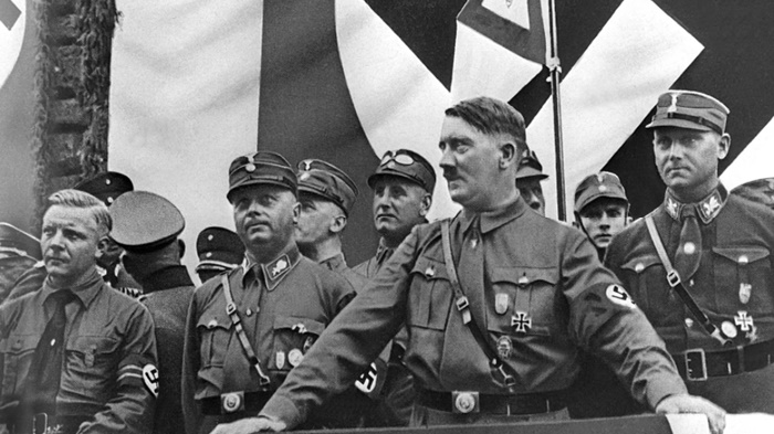 adolf-hitler-depan-pemimpin-partai-nazi.jpg