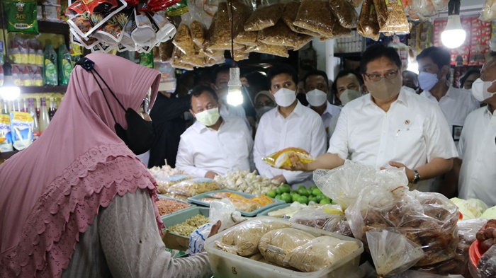 Pemerintah Dorong Operasi Pasar, Menko Airlangga Tinjau Langsung Pasar Wonokromo Surabaya